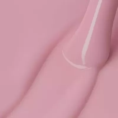 Verniz de unhas cor-de-rosa claro com aplicador a espalhar o produto