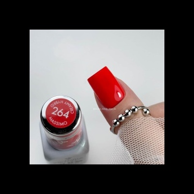 Frasco de verniz vermelho Massa com unha pintada e anel prateado
