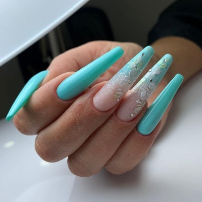 Unhas artificiais longas azuis e nude com flores brancas em relevo e brilhantes
