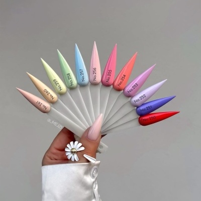 Unhas artificiais coloridas em tons pastel e vibrantes com números visíveis