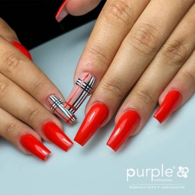 Unhas postiças vermelhas com padrão xadrez em duas unhas e texto da marca no fundo