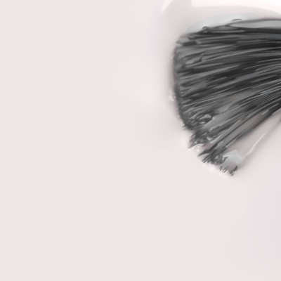 Pincel de maquilhagem com cerdas pretas e cabo cinzento sobre superfície branca