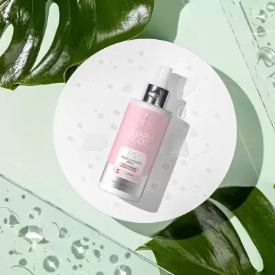 Frasco de spray corporal rosa CHARM BODY com tampa prateada, folhas verdes e gotas de água