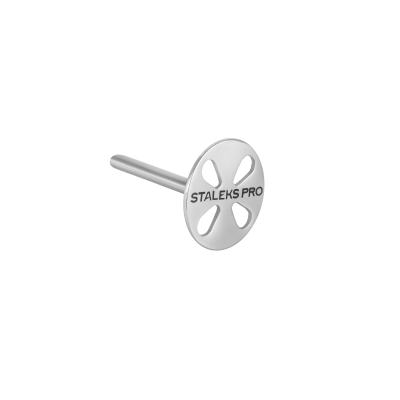 Peça metálica circular com texto STALEKS PRO