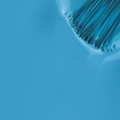 Escova de limpeza azul com cerdas finas em fundo azul