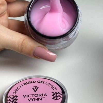 Gel de construção rosa claro para unhas com rótulo Victoria Vynn