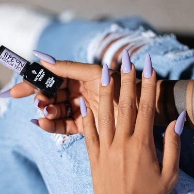 Mão com unhas pintadas de lilás segurando verniz gel preto com texto GEL POLISH NO 5348