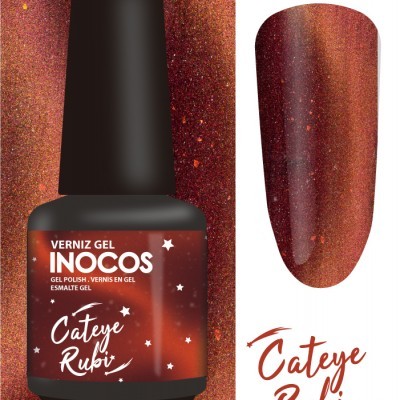 Verniz gel vermelho rubi Inocos com efeito cat eye e unha artificial pintada