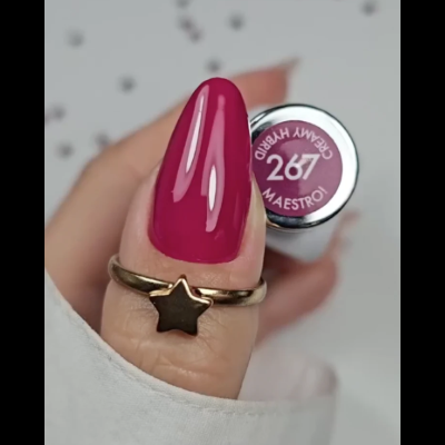 Unha com verniz vinho brilhante e anel dourado em forma de estrela