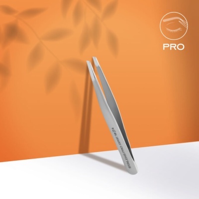 Pinça metálica prateada inclinada em fundo laranja com sombra de folhas