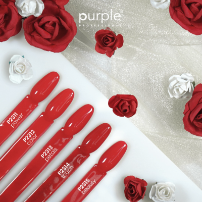 Amostras de verniz vermelho com etiquetas e flores decorativas vermelhas e brancas