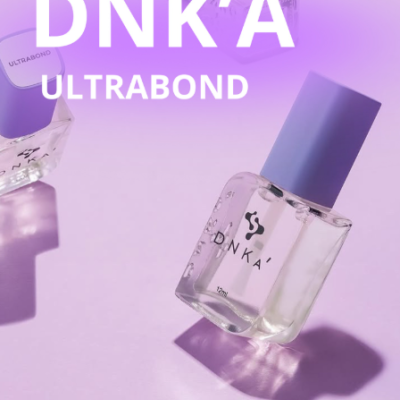 Frascos de vidro transparentes DNK'A ULTRABOND com tampas lilás sobre superfície roxa