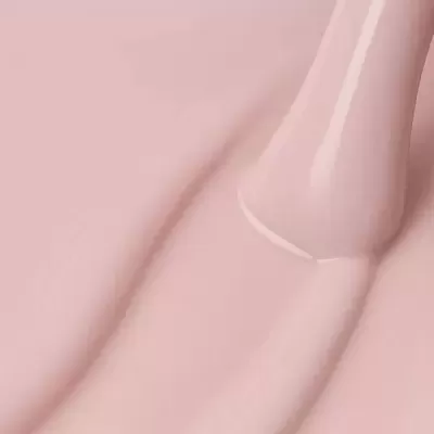 Close-up de líquido rosa claro cremoso sobre fundo rosa claro