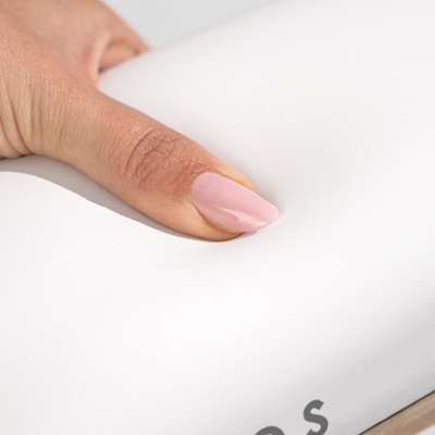 Unha pintada a pressionar superfície branca macia