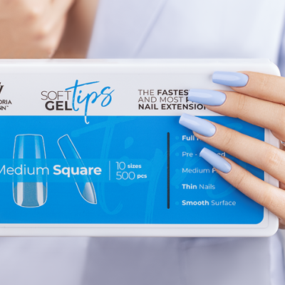 Caixa de extensões de unhas em gel azul com mãos femininas segurando