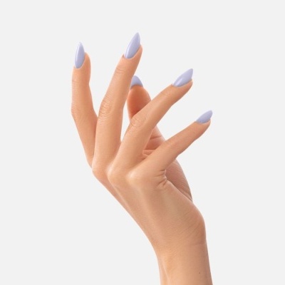 Mão feminina com unhas lilás claro sobre fundo branco