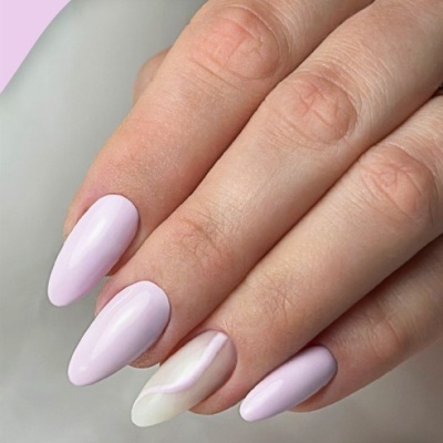Unhas postiças lilás claro com uma unha branca e decoração simples