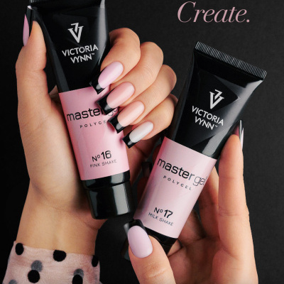 Tubos de gel para unhas Victoria Vynn Master Gel Polygel e unhas manicadas em rosa claro com ponta preta.