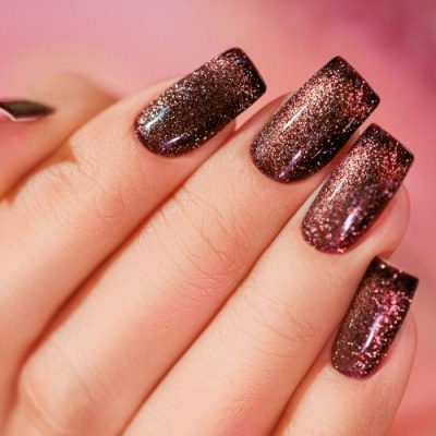 Unhas compridas com verniz glitter preto e rosa