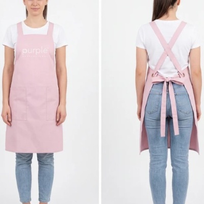 Avental rosa com bolsos e alças cruzadas