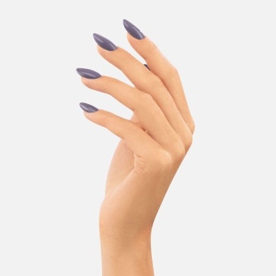 Mão feminina com unhas roxas foscas