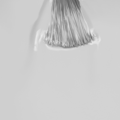 Pincel de maquilhagem e creme branco