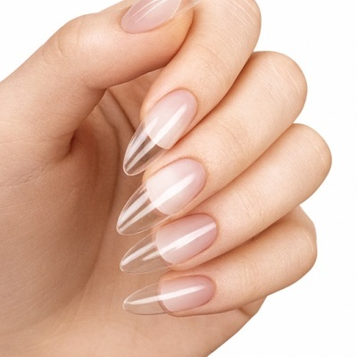 Mão com unhas postiças transparentes e brilhantes, formato amendoado