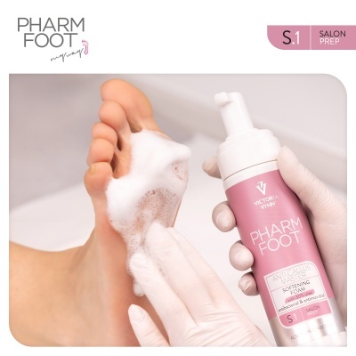 Aplicação de espuma Pharm Foot num pé com embalagem do produto visível