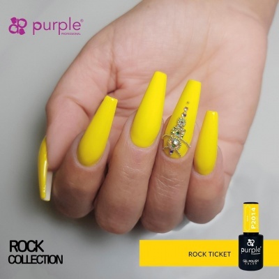Unhas amarelas longas com pedras brilhantes e embalagem do verniz Purple Rock Ticket