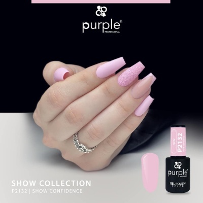 Unhas cor-de-rosa com verniz gel Purple Professional P2132 na mão com anel prateado