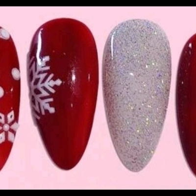 Unhas postiços vermelhas e brancas com flocos de neve e unha glitter prateado