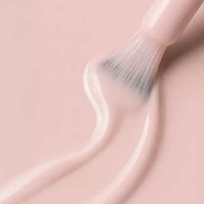 Pincel de maquilhagem com produto líquido cor de pele