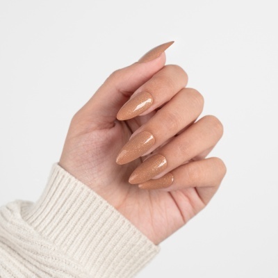 Mão com unhas longas castanhas brilhantes em fundo branco