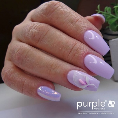 Unhas postiças lilás com design de fita cor-de-rosa