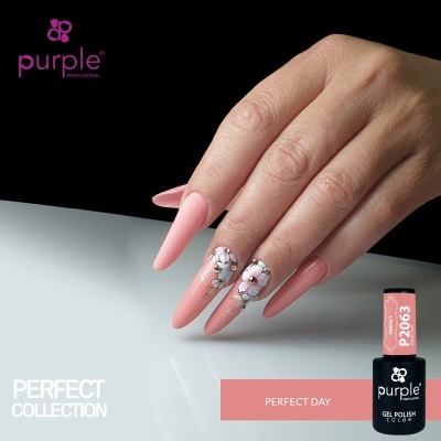Mão com unhas decoradas em gel rosa com flores e frasco de verniz gel Purple Perfect Day P2063