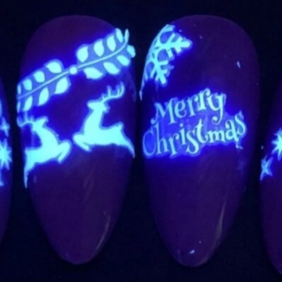 Unhas postiças azuis com desenhos natalícios fluorescentes