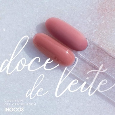 Amostras de gel para unhas cor de rosa em bastões transparentes com texto promocional