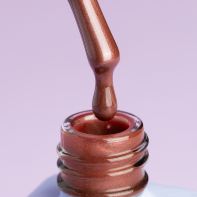 Frasco de verniz para unhas castanho metalizado com pincel