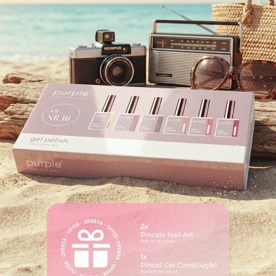 Kit de verniz gel Purple Professional com 6 frascos em caixa rosa, câmera Olympus, rádio antigo, óculos de sol castanhos e mala de palha na areia da praia