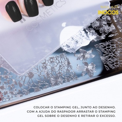 Placa para carimbos de unhas com desenhos de flores e borboletas e texto de instruções em português