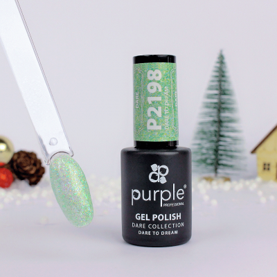 Verniz gel verde irisado da Purple Professional com aplicador e decoração natalícia ao fundo