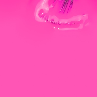 Fundo rosa com pincelada branca brilhante no canto superior direito