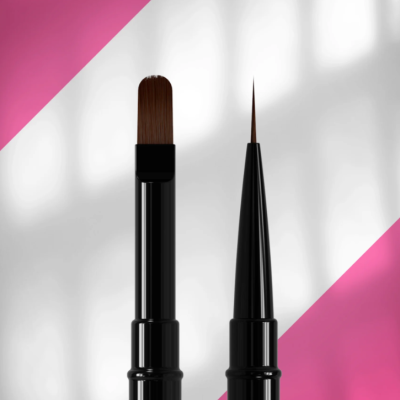 Ferramentas de maquilhagem com pincel largo e ponta fina em fundo branco e rosa