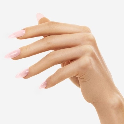 Mão feminina com unhas longas pintadas de rosa claro