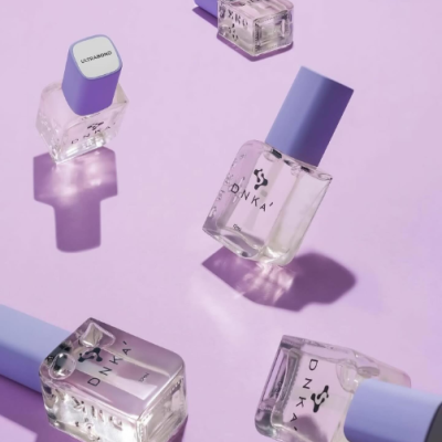 Frascos quadrados de vidro com tampa lilás e texto DNKA e ULTRABOND