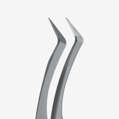 Dois instrumentos metálicos finos e curvos em fundo branco