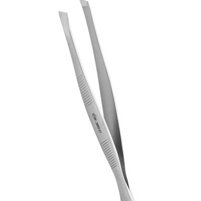 Pinça metálica prateada com ponta inclinada e texto CLASSIC 0913