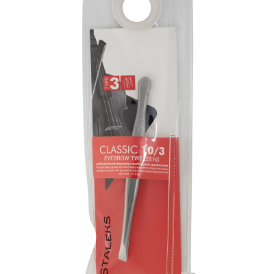 Pinça para sobrancelhas Staeks Classic 10/3 em saco plástico transparente com fundo vermelho