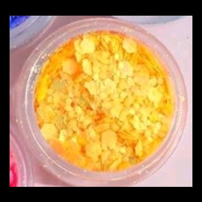 Frasco plástico com pó granulado amarelo e laranja