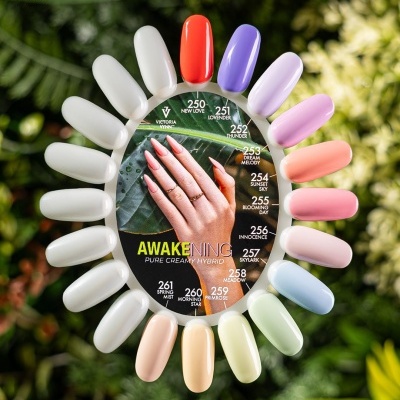 Expositor circular de amostras de verniz de unhas Victoria Vynn com cores variadas sobre fundo de plantas.